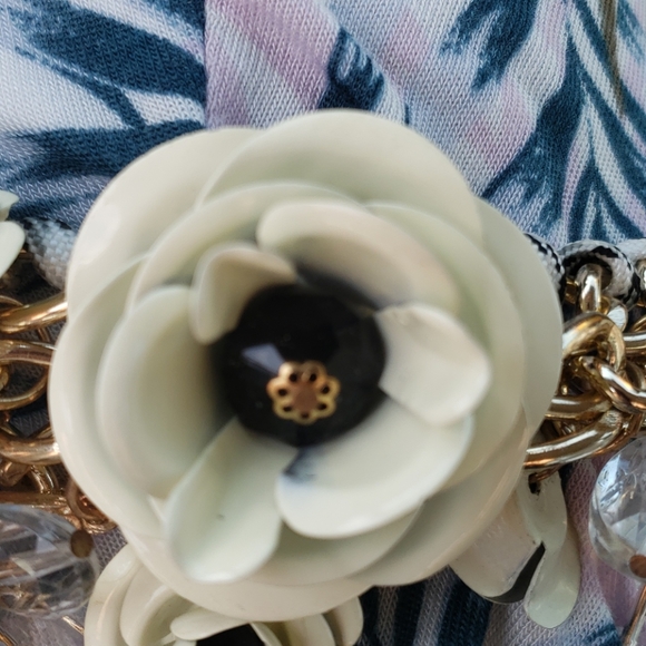 BETSEY JOHNSON FLOWER NECKLACE - Picture 3 of 7